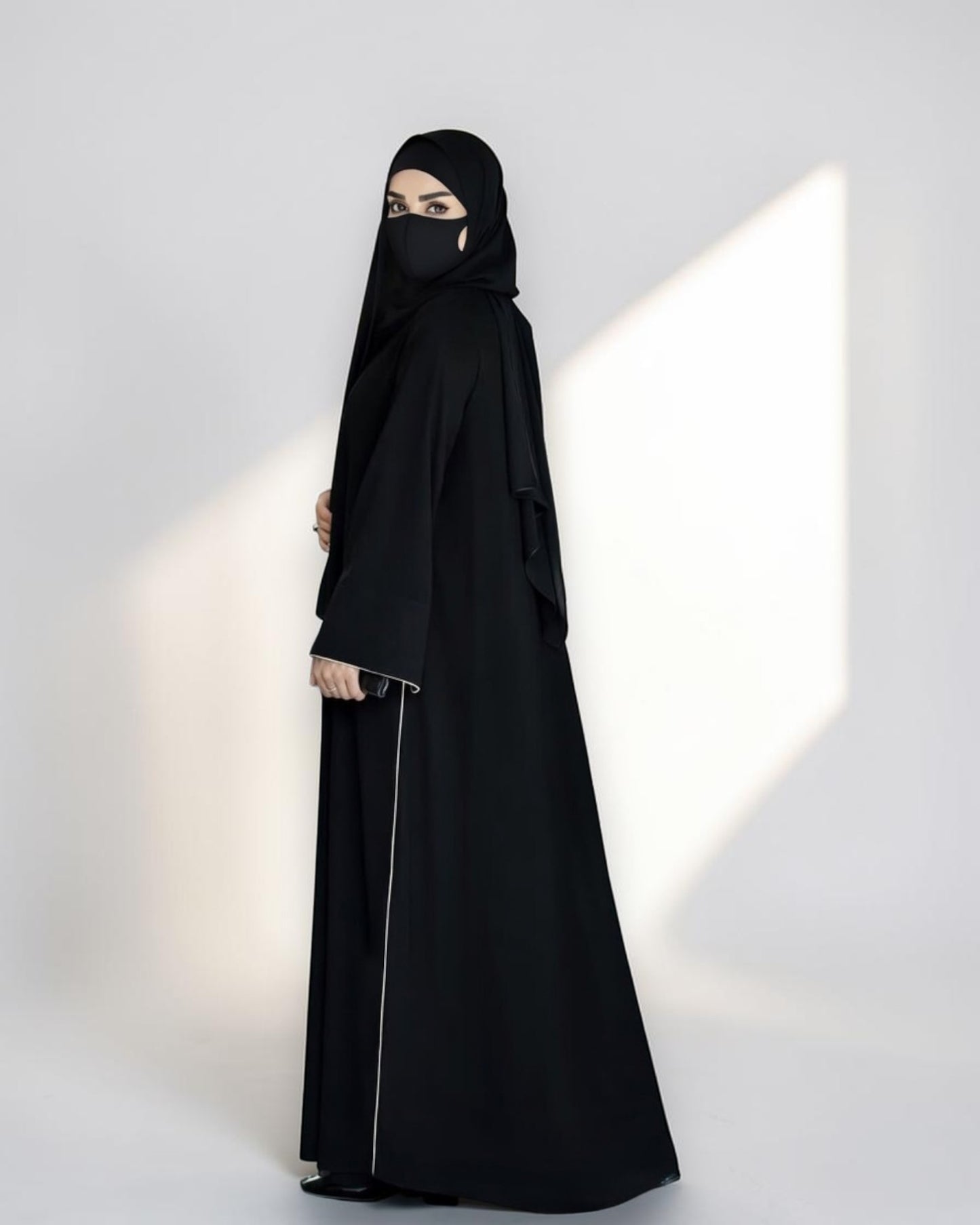 Abaya With Contrast Piping