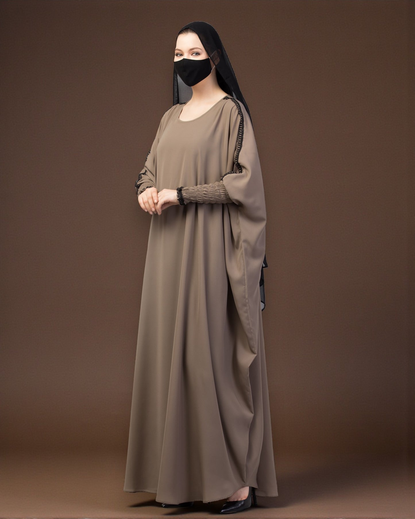 Free Size kaftan with long elasticated sleeves.