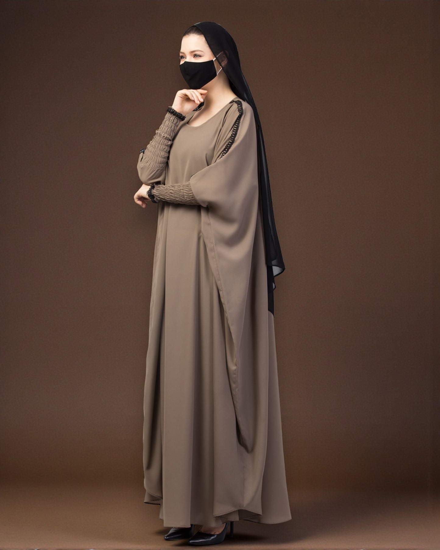 Free Size kaftan with long elasticated sleeves.