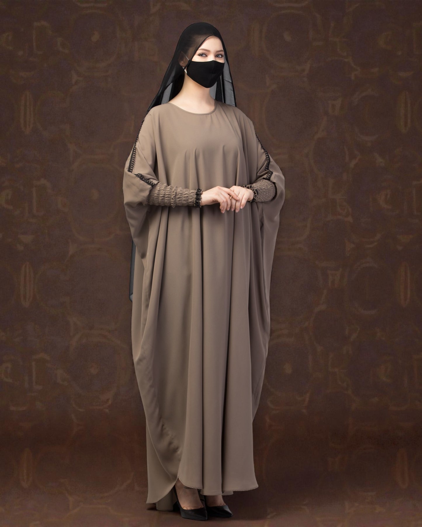 Free Size kaftan with long elasticated sleeves.