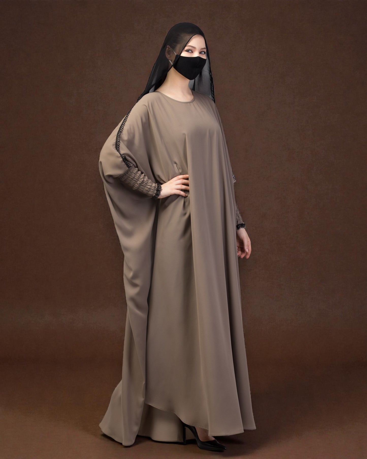 Free Size kaftan with long elasticated sleeves.