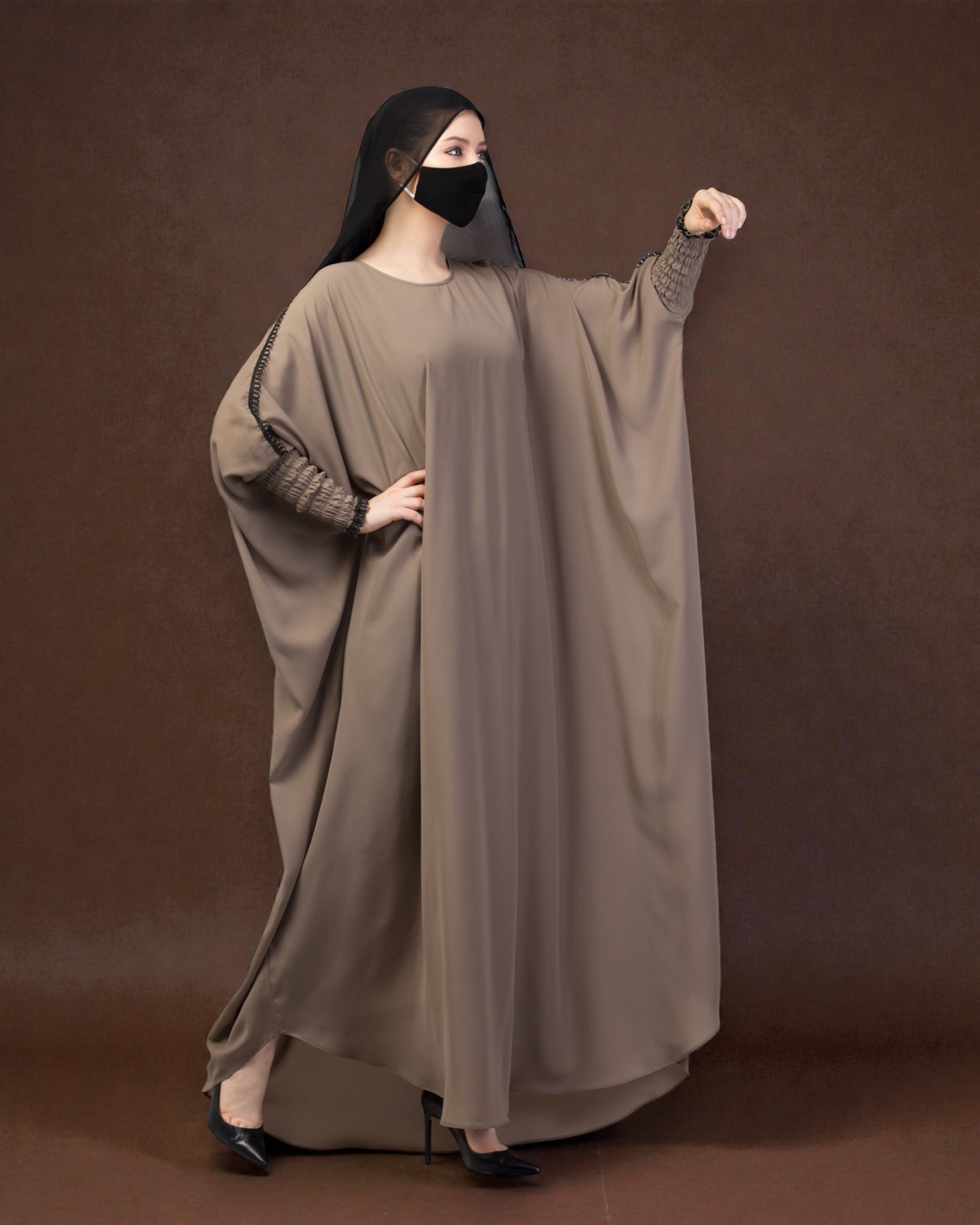 Free Size kaftan with long elasticated sleeves.