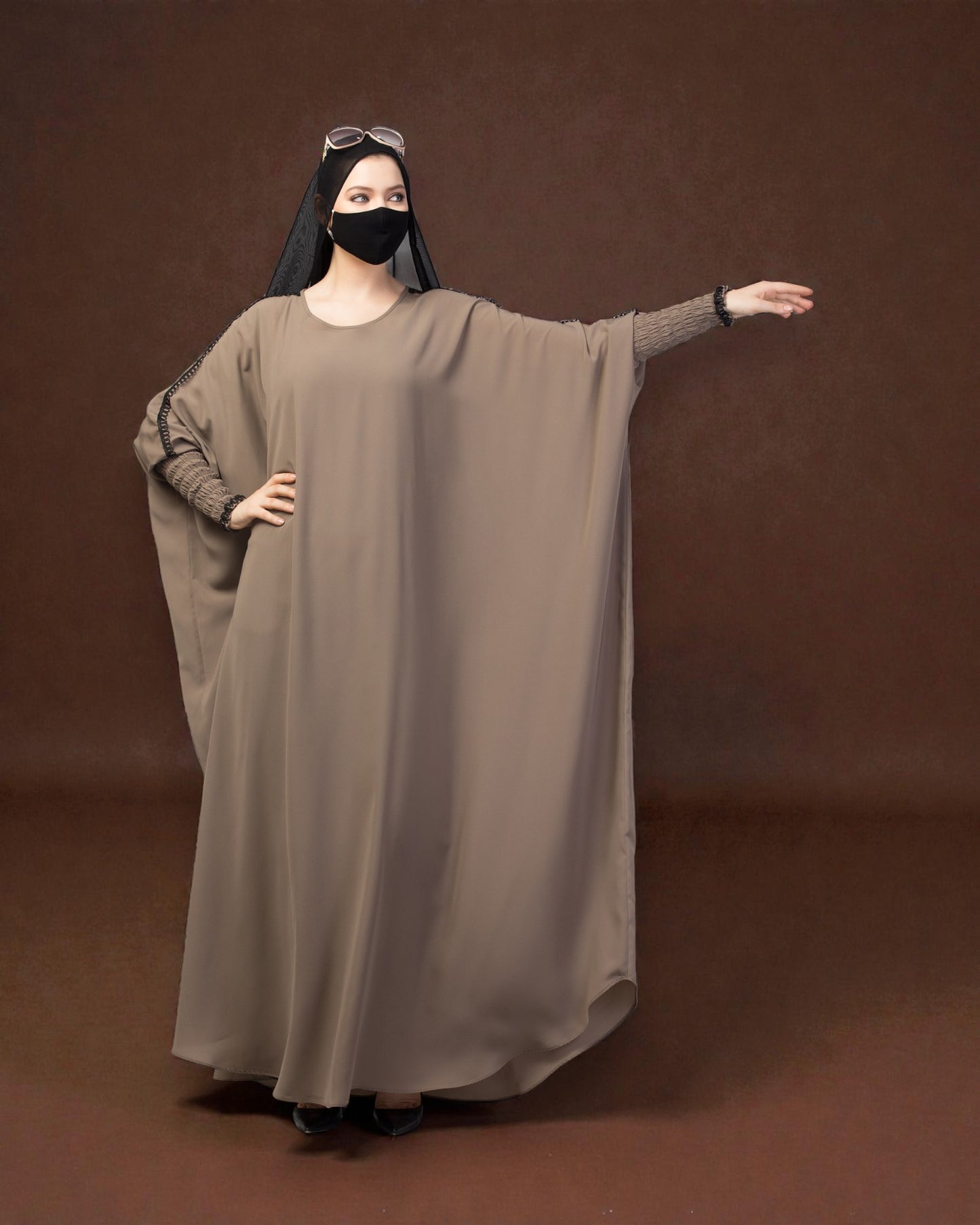 Free Size kaftan with long elasticated sleeves.