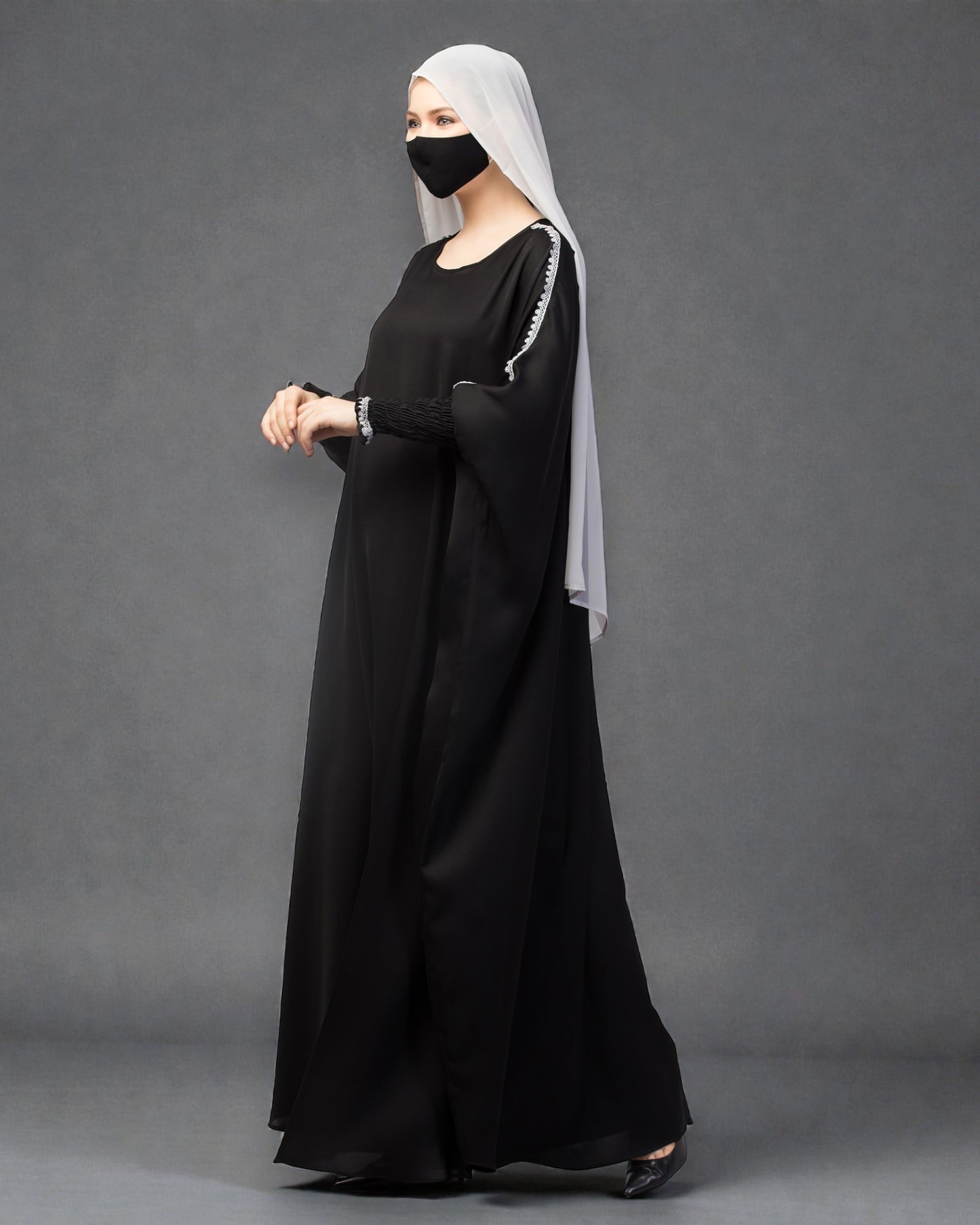 Free Size kaftan with long elasticated sleeves.