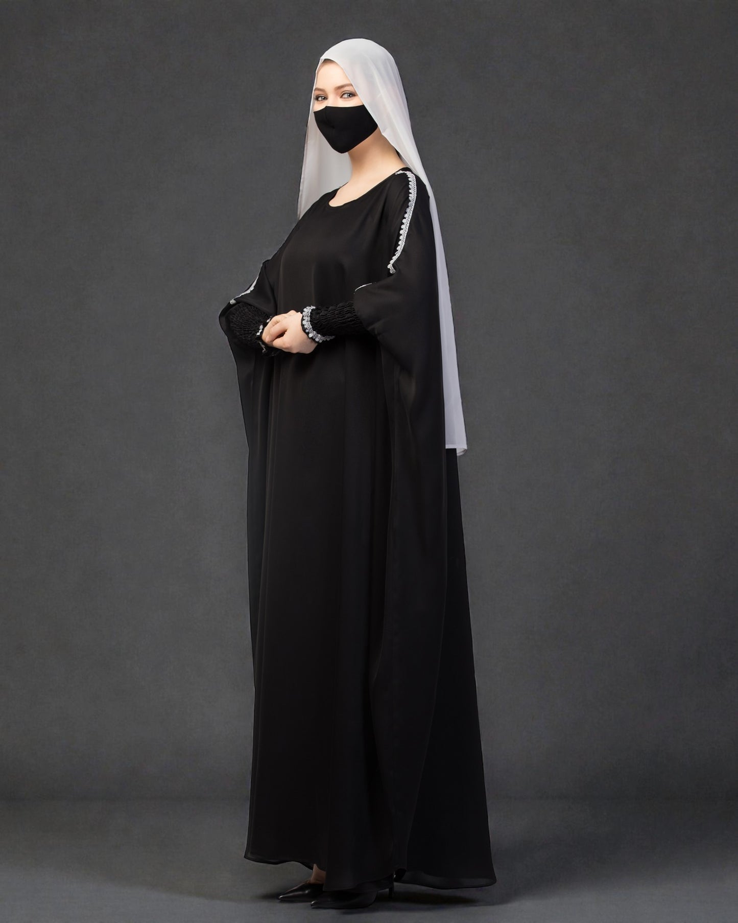 Free Size kaftan with long elasticated sleeves.