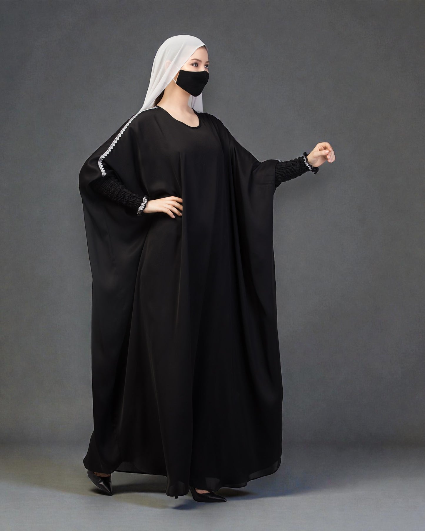 Free Size kaftan with long elasticated sleeves.