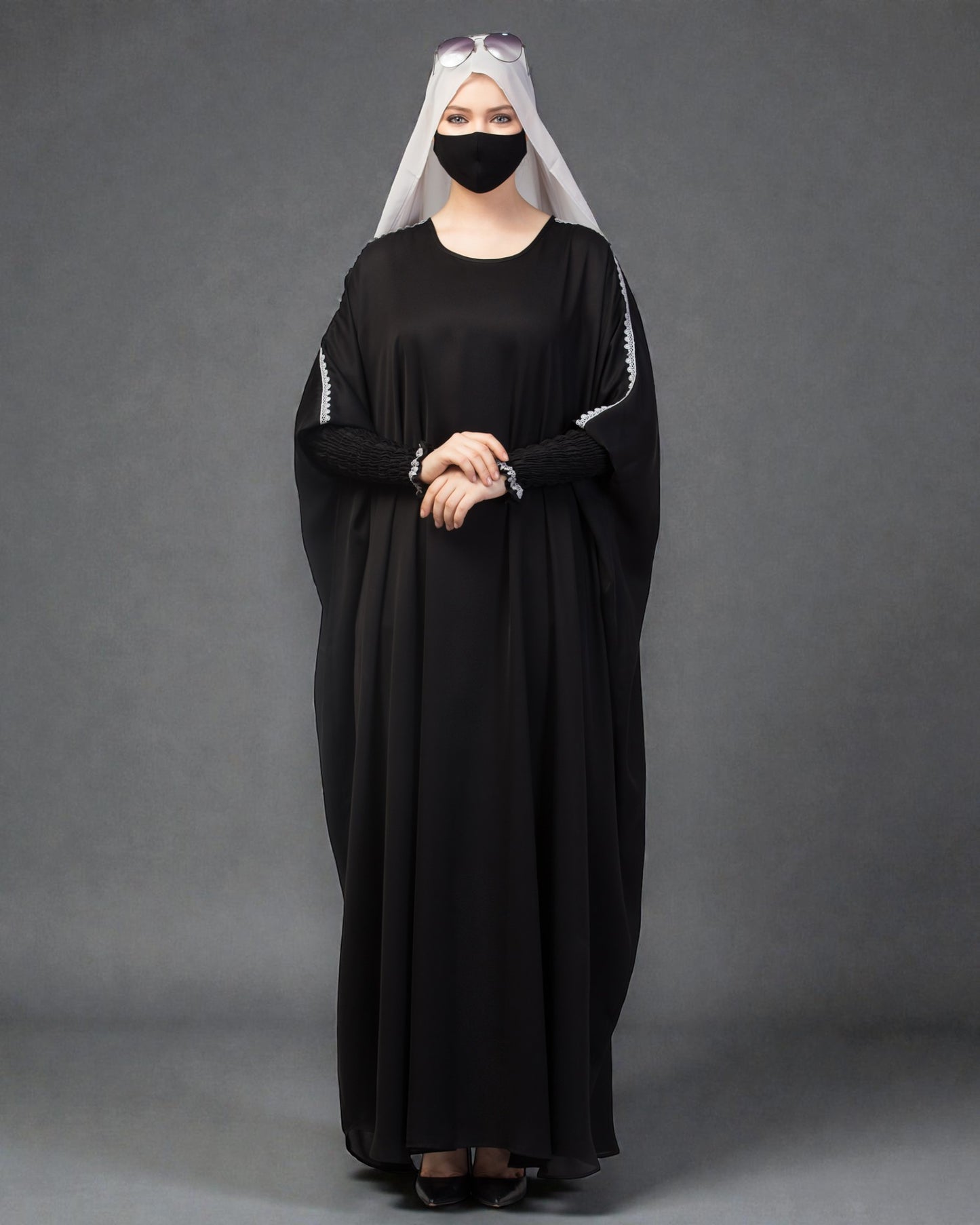 Free Size kaftan with long elasticated sleeves.