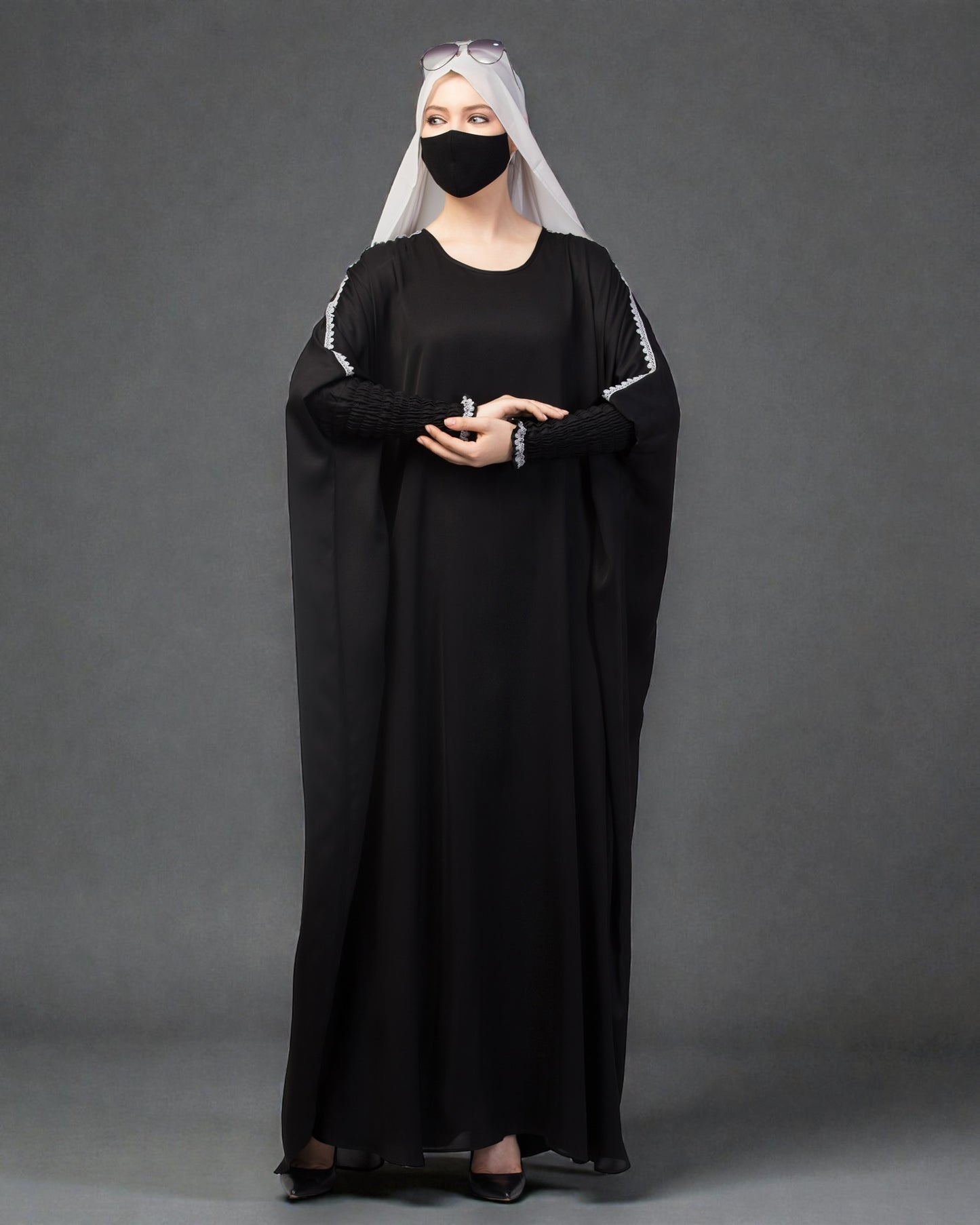 Free Size kaftan with long elasticated sleeves.