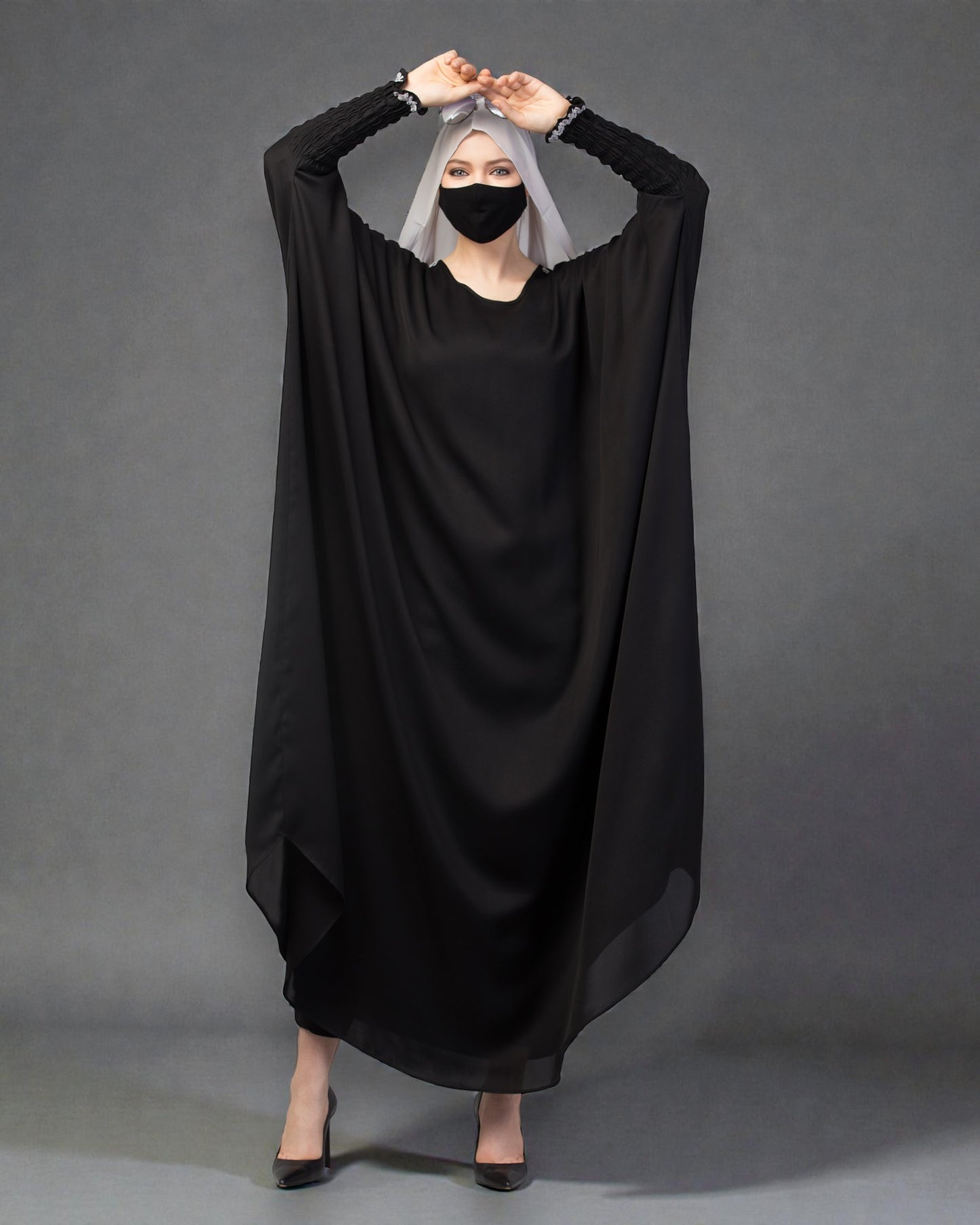 Free Size kaftan with long elasticated sleeves.